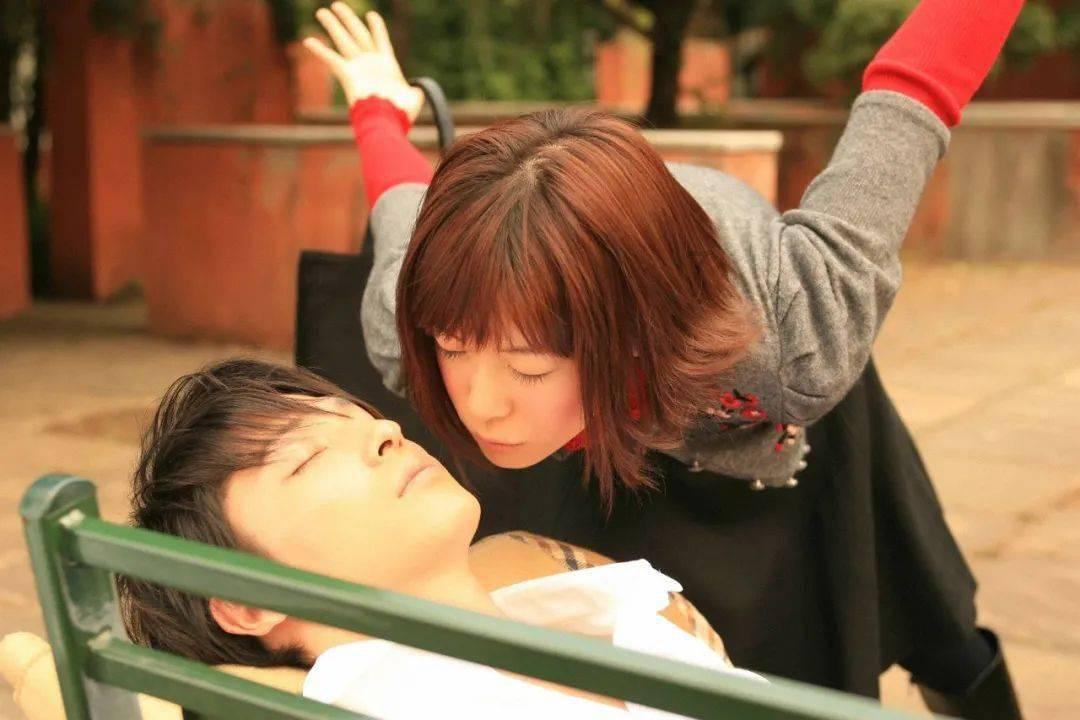 他娶了一位工厂女工，总感觉妻子与众不同，6年后才知她是清朝皇妃